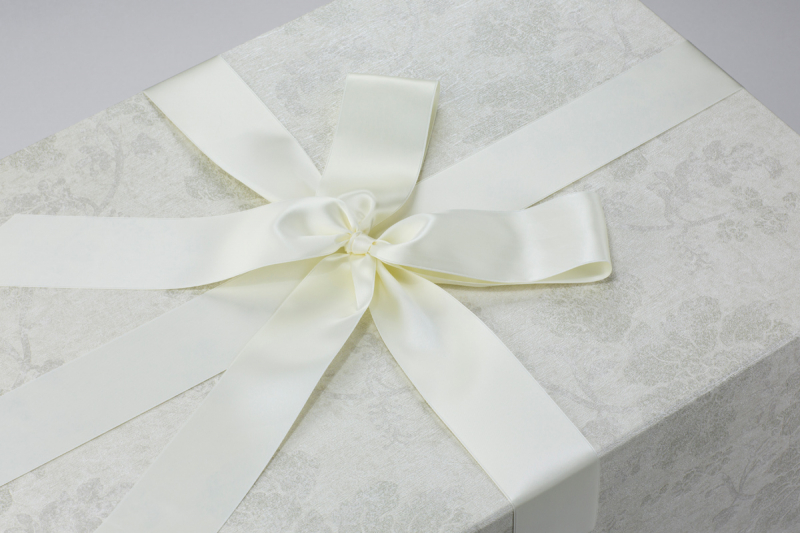 Das Design der Brautkleidbox Silver Flowers ist sehr elegant und die Farben passend zum Thema Hochzeit.